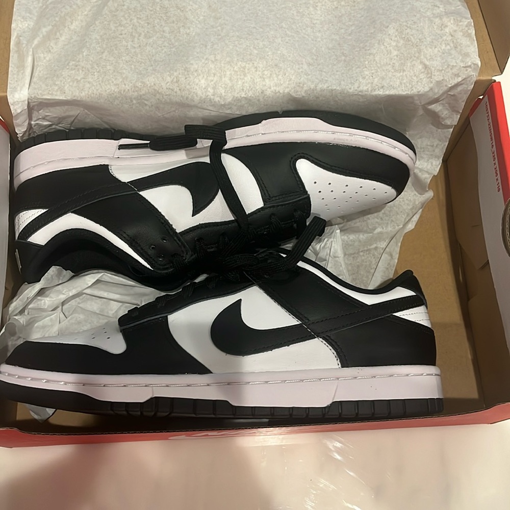 PANDA DUNKS SIZE WMNS 9!!!!! BRAND NEW NEVER WORN!!!!